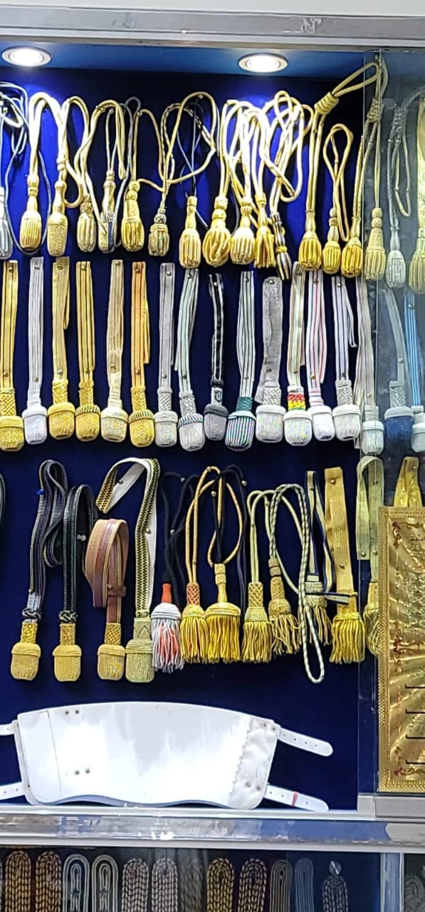 Display of aiguillettes, braided cords and tassels
