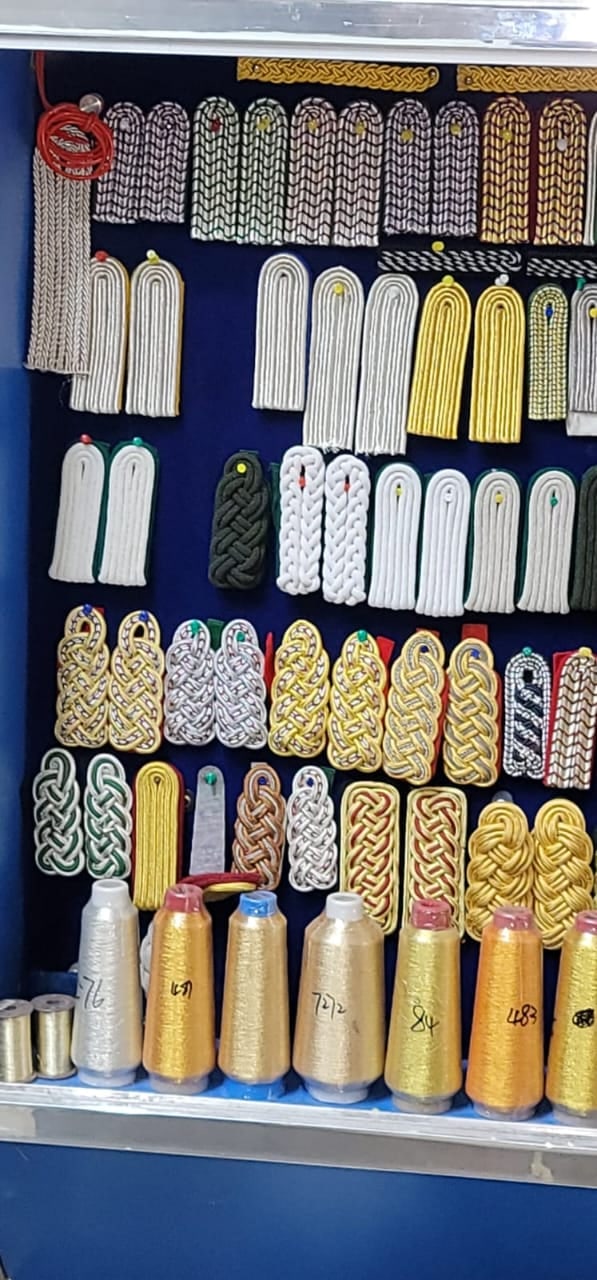 Shoulder boards and epaulettes in gold and silver bullion